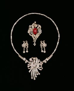 Diamantové šperky ve stylu Art Deco: přívěsek s diamantovou broží bageta, brož s kabošonem s rubínem a diamantem, náušnice s diamantovým přívěskem od Unbekannt Unbekannt