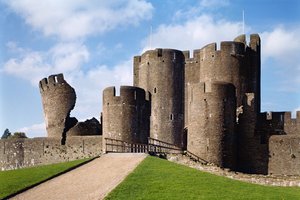Zámek Caerphilly, vnější pohled zobrazující most a šikmou věž, anglická škola, (13. století), dokončeno 1277, Glamorgan, Wales od Unbekannt Unbekannt