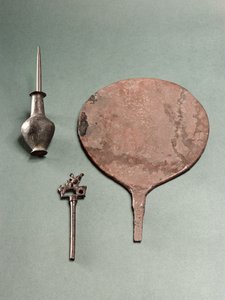 Měděná vlásenka, kolýriová tyč s hrncem a zrcadlem, Mohendžodáro, 2300-1750 př.n.l.