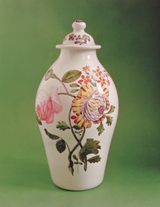 Krytá neprůhledná bílá skleněná dóza čínské formy potiche, c.1760