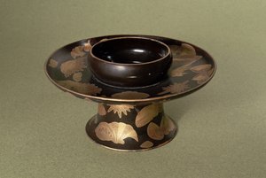 Stojan na pohár s dekorací Nashiji (technika, při které pod povrchem leží nepravidelně tvarované a rozmístěné kusy zlaté fólie), Japonec, 19. století