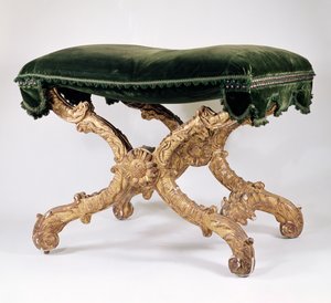 French Regency (1700-1720) X-rámová stolička, ze zlaceného dřeva s čalouněným sedákem, motiv listů a plamenů, slunečnice na křižovatce
