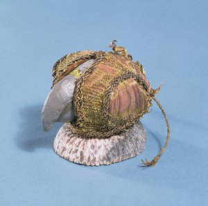 Jestřábí kápě ze sbírky The Tradescant Collection, konec 15.-začátek 16. století (kůže, červená látka, zlatá nit a řetízky) od Unbekannt Unbekannt