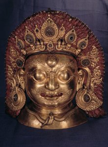 Hlava Bhairavy, konec 17. století (ražená měď, malovaná a zlacená)