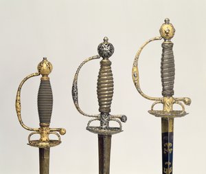 Jílec tří francouzských mečů: jeden z oceli, modřený a překrytý vzory v honěném zlatě, kolem 1730; jeden z oceli děrovaný a dlabaný a broušený z matného zlata, kolem 1760; jeden z dlátové oceli, gr od Unbekannt Unbekannt