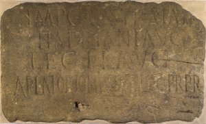 Nápis z milecastle 38 na Hadrians Wall, zaznamenávající stavbu milecastlu 2. legií Augustou, 122-125 n. l. od Unbekannt Unbekannt