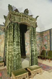 Interiér Hardwick Hall, Derbyshire, ukazující Green Bed-Chamber s původním nábytkem a závěsy ze 16. století (H8044) od Unbekannt Unbekannt