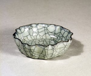 Kuan ware kartáč myčka lisovaná s osmi laloky a vroubkovaným okrajem, dynastie Sung (960-1279)