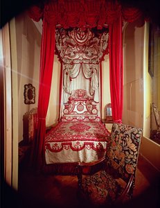 Melville State Bed, cca 1700 (borovice potažená karmínovým hedvábím Janovský samet lemovaný bílým čínským hedvábným damaškem)