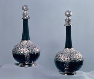 Pár lahví vína upevněných ve stříbře, 1689