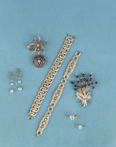 Výběr art deco šperků: článkové náramky; safírové a diamantové náramkové hodinky; solitérní prsteny; kabošonová safírová brož ve spreji (diamant) od Unbekannt Unbekannt