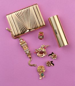 Výběr šperků ve stylu Art Deco: dvě pouzdra na cigarety; rubínová květinová brož a náušnice; koktejlové hodinky (zlaté)
