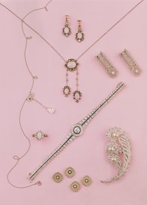 Výběr edwardiánských a art deco šperků: opálové náušnice a přívěsek; diamantový přívěsek z negližé; brož pštrosí chochol; diamantové a onyxové manžetové knoflíčky a cvočky od Unbekannt Unbekannt