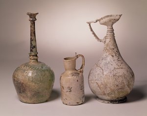 Rozstřikovací láhev z foukaného skla, 10.-11. století; džbán s nástrojovým uchem s labutím hrdlem, 10.-12. stol.; ewer, 6.-8. stol od Unbekannt Unbekannt