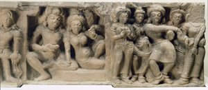 Kamenná řezba milenců, kteří si užívají taneční vystoupení, z chrámu Dasavatara, Deogarh, MP, 5. století