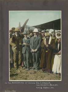 T.E. Lawrence, Sir Herbert Samuel a Amir Abdullah na letišti Ammán, Jordánsko, 1921 (ručně kolorovaný tisk) od Unbekannt Unbekannt