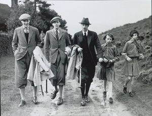 10. vévoda se svými čtyřmi dětmi, Billym, Andrewem, Anne a Elizabeth v Bolton Abbey, kolem roku 1938 (černobílá fotografie) od William M. Timlin