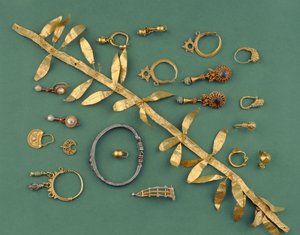 Sbírka helénistických, byzantských a římských šperků včetně zlatého diadému, stříbrného náramku z východního Středomoří, srpkovitých přívěsků a zlaté fibuly od 3. do 1. století našeho letopočtu (zlato, stříbro) od Unbekannt