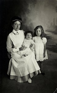 „Zdravotní sestra“ pózující s dětmi ve dvacátých letech minulého století. od William M. Timlin