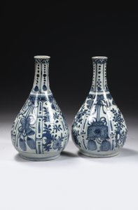 Pár čínských modrobílých lahvových váz "kraak porselein", období Wanli, 1573-1619 od Unbekannt