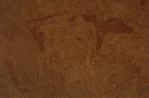 Alžírsko, poušť Sahara, národní park Tassili-n-Ajjer, místo Sefar, skalní malba zobrazující býka.