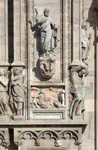 Architektura: socha svatého Lukáše (1811) a nízký reliéf představující zjevení anděla Samsonově matce (1659). Detail fasády katedrály (kopule nebo duomo) Milána Itálie od Unbekannt