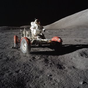 Astronaut Eugene Cernan řídí Lunar Roving Vehicle během první EVA od Unbekannt