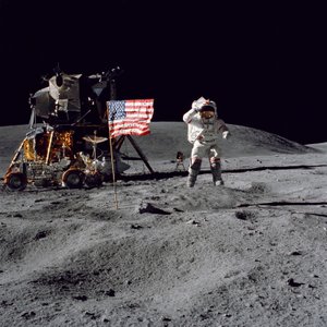 Astronaut John W. Young salutuje vlajce Spojených států během mise Apollo 16 od Unbekannt