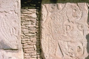 Basreliéf zobrazující jaguáry vytahující lidská srdce z obětních obětí (kámen) od William M. Timlin