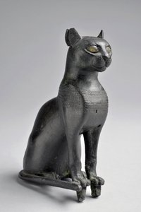 Bastet. Soška z bronzové formy (kov). Nízká epocha (750-332 př. n. l.) Egypt - rozměr v cm 13 - inventární číslo 735, Musee d