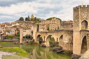 Besalu, provincie Girona, Katalánsko, Španělsko., 2018 (foto) od Unbekannter Künstler