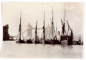 Lodě kotvící u Tower Bridge od Unbekannt