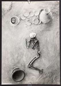 Pohřební skupina na hřbitově na místě H, Eastern Trench, Harappa Excavations, Mohenjo-Daro (č/b foto) od Unbekannter Künstler