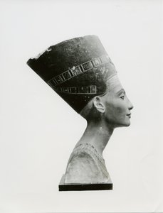 Busta královny Nefertiti, boční pohled, kopie busty v Aegyptisches Museum, SMPK, Berlín (malovaný vápenec) (č/b foto) (viz také 114018-20) od Unbekannt