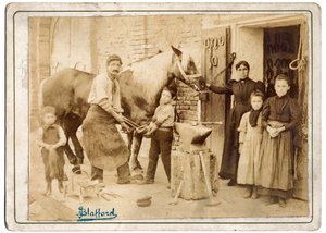 CESTIERI dílna maniscalca se často shodovala s jeho obydlím a zvířata byla odvážena do dílny, aby vyměnila žehličky nebo se o ně postarala na nohou