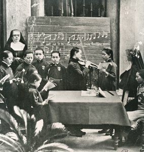 Cvičení koled ve francouzské misii v Číně, počátek dvacátého století (černobílá fotografie) od Unbekannt