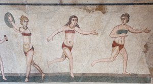 Komnata deseti dívek nebo mozaika „Bikini girls“. Celkový pohled na horní panel: váha, házení disku a běh. 3. - 4. století. Římská vila Casale, Sicílie. památka UNESCO. od William M. Timlin
