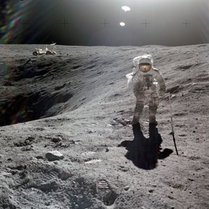 Charles M. Duke, Jr., pilot lunárního modulu mise Apollo 16, sbírající měsíční vzorky na okraji kráteru Plum, duben 1972 (foto) od Unbekannt