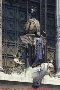 Hodiny z exteriéru obchodního domu, které navrhl Daniel Burnham z Chicaga po konzultaci s Frankem Swalesem, provedl R.F.Atkinson a dokončil sir John Burnett v roce 1928 (foto) od Unbekannt