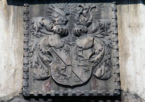 Erb na dřevěných dveřích domova v Lavis, Trento, Trentino-Alto Adige, Itálie od Benjamin Baud