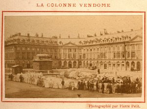 Commune de Paris (1871): zničení sloupu Vendome v květnu 1871. Fotografie Pierra Pepetita. Tisk na karton, Rozm. Rozměr 9 x 5,4 cm od Unbekannt