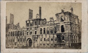 Commune de Paris (1871): pohled na radnici po požáru v květnu 1871. Anonymní fotografie. Tisk na karton Rozm. 10x7 cm od Unbekannt