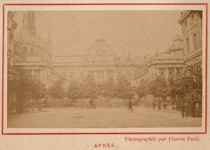 Commune de Paris (1871): pohled na Palais de Justice v Paříži po požáru v květnu 1871. Fotografie Pierra Pepetita. Tisk na karton, Rozm. Rozměr 9 x 5,4 cm od Unbekannt