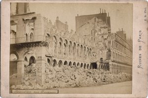 Commune de Paris: pohled na ruiny ministerstva financí v Paříži v květnu 1871. Fotografie J.R. Dim. 16,3 x 10,8 cm od Unbekannt