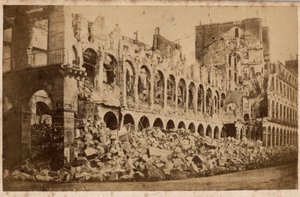 Pařížská komuna (1871): pohled na ministerstvo financí po požáru v květnu 1871. Fotografie. Tisk na karton Rozm. Rozměr 10 x 6,9 cm od Unbekannt
