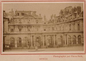 Pařížská komuna (1871): pohled na Palais-Royal (Palais Royal) v Paříži po požáru v květnu 1871. Fotografie Pierra Pepetita. Tisk na karton, Rozm. Rozměr 9 x 5,4 cm od Unbekannt