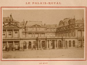 Pařížská komuna (1871): pohled na Palais-Royal (Palais Royal) v Paříži před požárem v květnu 1871. Fotografie Pierra Pepetita. Tisk na karton, Rozm. Rozměr 9 x 5,4 cm od Unbekannt