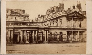 Pařížská komuna (1871): pohled na Palais-Royal po požáru v květnu 1871. Anonymní fotografie. Tisk na karton Rozm. Rozměr 10 x 6,9 cm od Unbekannt