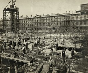 Výstavba nových vládních úřadů, Great George Street, Westminster, Londýn, 24. září 1902, Spojené království (černobílá fotografie) od Unbekannter Künstler