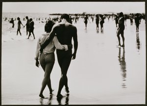 Couple Walking in the Water na Coney Island, New York City, Untitled 46, c.1953-64 (č/b fotografie) od Unbekannter Künstler